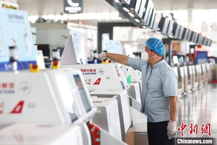 8月26日，南京祿口機場恢復國內航班運行。圖為機場內工作人員進行消殺?！°蟛?攝