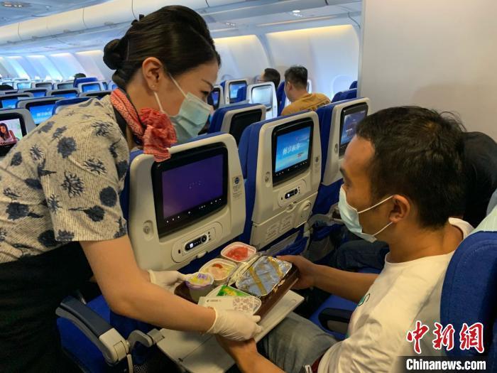 乘務員向旅客提供熱餐。東航供圖