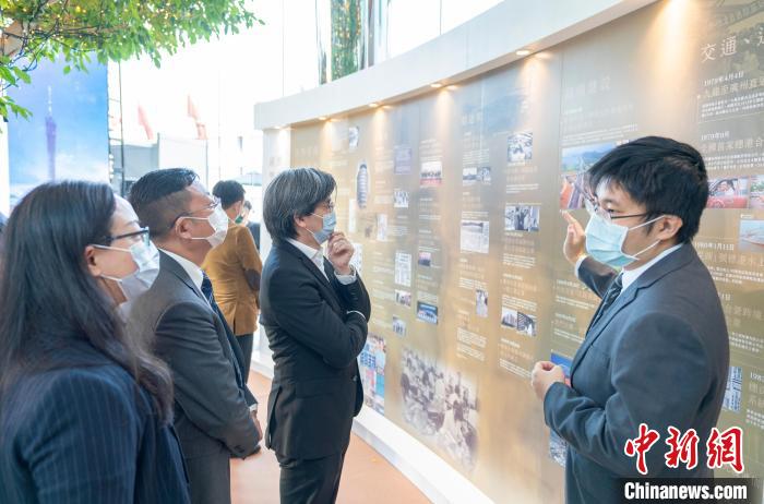 “同舟共濟 志同道合”港穗雙城圖片展覽在香港交易廣場開幕，圖為香港嘉賓觀看展覽。　香港地方志中心供圖
