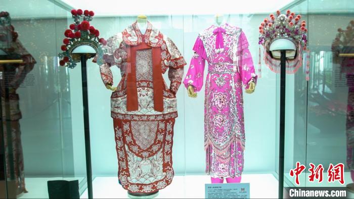 “同舟共濟 志同道合”港穗雙城圖片展覽展出香港八和會館借出的汪明荃及羅家英戲服。　香港地方志中心供圖
