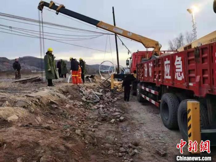孝義市已成立應(yīng)急救援指揮部，組織力量開(kāi)展救援?！‖F(xiàn)場(chǎng)供圖