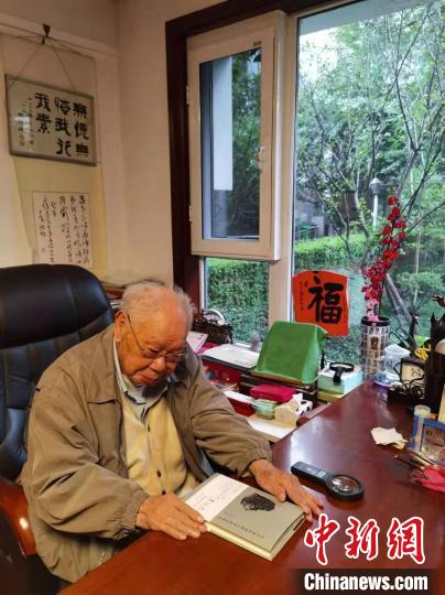 馬識(shí)途與其甲骨文著作《馬識(shí)途西南聯(lián)大甲骨文筆記》。四川人民出版社 供圖