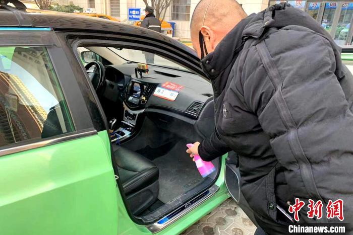 圖為西安出租車司機正在為車輛消毒?！∥靼彩谐鲎馄嚬芾硖?供圖