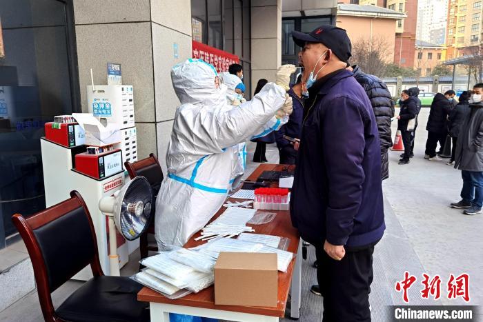 圖為西安出租車、網(wǎng)約車司機開展核酸檢測?！∥靼彩谐鲎馄嚬芾硖?供圖