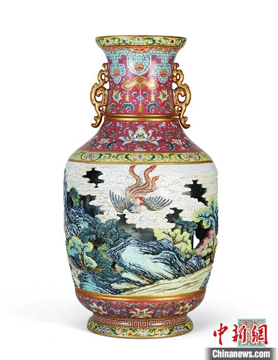 清乾隆御制洋彩雕瓷“有鳳來(lái)儀”大轉(zhuǎn)心瓶。保利拍賣供圖