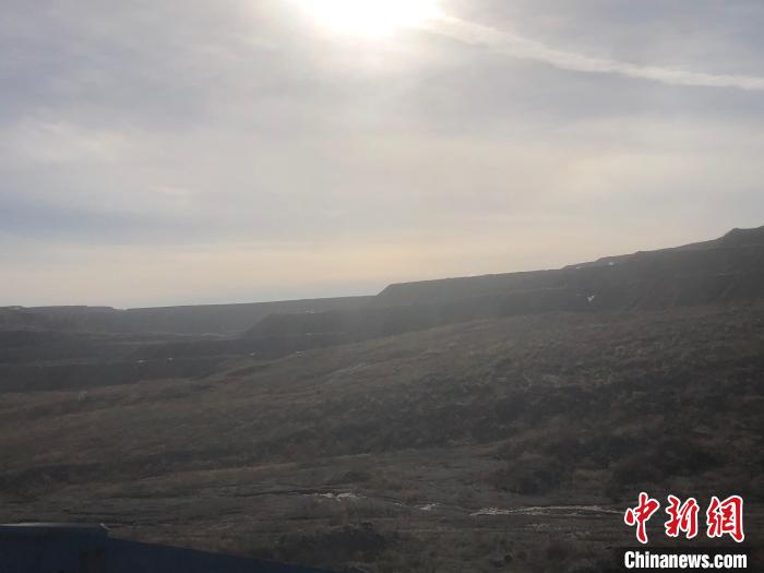 在中午陽光照射下，填埋過的土地上不時冒出陣陣白煙?！±钔ヒ?攝
