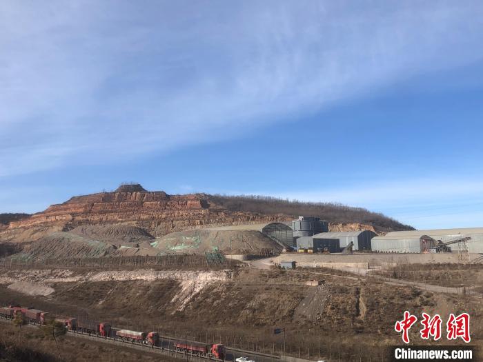 在杜西溝村向遠處山頭望去，可看到一座山頭有兩種顏色，有明顯開采、回填的痕跡。　李庭耀 攝