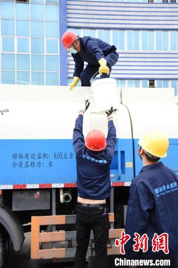 疫情期間，藍(lán)保公司員工正在裝運(yùn)捐贈(zèng)的桶裝次氯酸84消毒液(資料圖)?！￡惣伪蠊﹫D