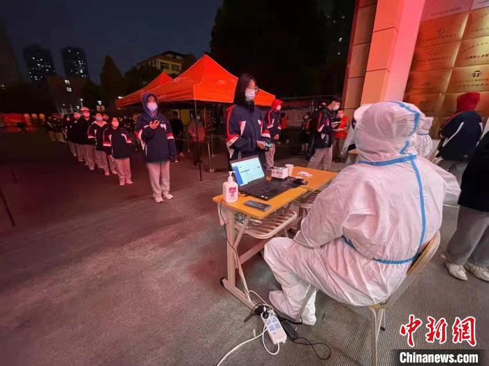 圖為西安中院法官干警在抗疫一線?！∥靼仓性?供圖