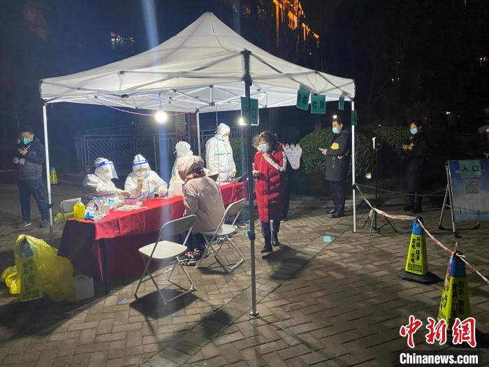圖為西安南郊一小區(qū)內(nèi)的核酸檢測點(diǎn)?！堃怀?攝