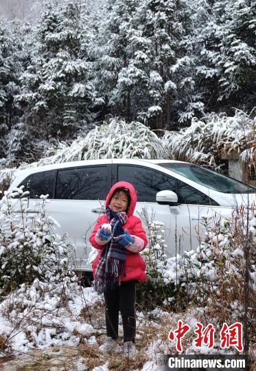 圖為：浙江金華一名小朋友在山林中玩雪。　張賽(通訊員) 攝