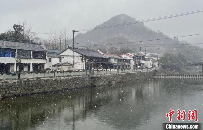 圖為：寧波四明山雪花飄落?！”R皖娜(通訊員) 攝