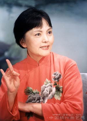 第二批國家級非物質(zhì)文化遺產(chǎn)傳承人王麗堂在表演揚(yáng)州評話的代表作《武松打虎》