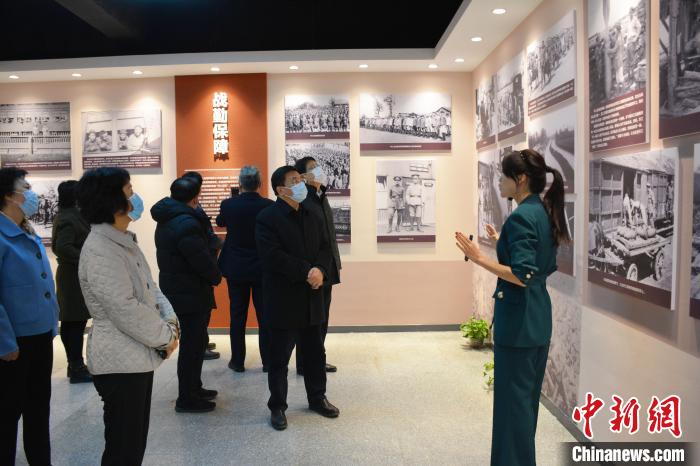 山東省委統(tǒng)戰(zhàn)部分管日常工作的副部長李琥一行觀展?！五?攝