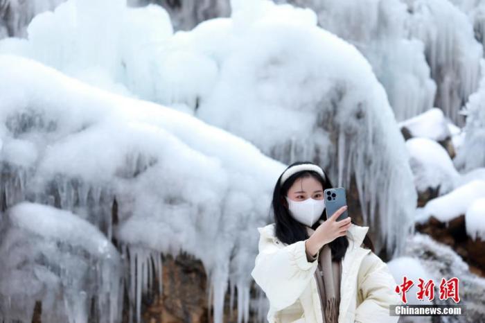 2022年1月3日，元旦假期，河南省北部的世界地質(zhì)公園云臺(tái)山內(nèi)冰瀑冰掛景觀吸引游人。 <a target='_blank' href='/'>中新社</a>發(fā) 石光明 攝 圖片來(lái)源：CNSPHOTO