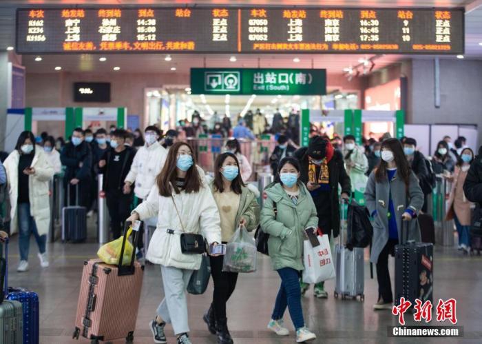 2022年1月3日，旅客從南京火車站出站口出站。當(dāng)日是元旦假期最后一天，外出游玩、探親的旅客陸續(xù)返程，鐵路迎來返程客流。 圖片來源：ICphoto