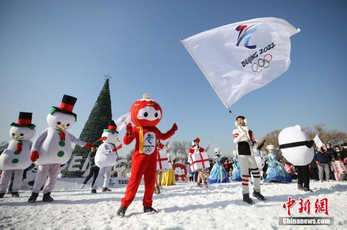 1月1日，北京世界公園“冬日戀歌”冰雪主題巡游。世界公園近日推出歡樂冰雪季暨“北奧探夢”冰雪嘉年華，包括冬奧知識科普活動等主題活動，以冬奧文化為核心，助力北京2022年冬奧會。 <a target='_blank' href='/'>中新社</a>記者 趙雋 攝