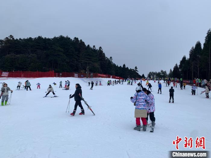 圖為江西明月山滑雪場(chǎng)內(nèi)游客正在學(xué)習(xí)、練習(xí)滑雪?！±铐嵑?攝