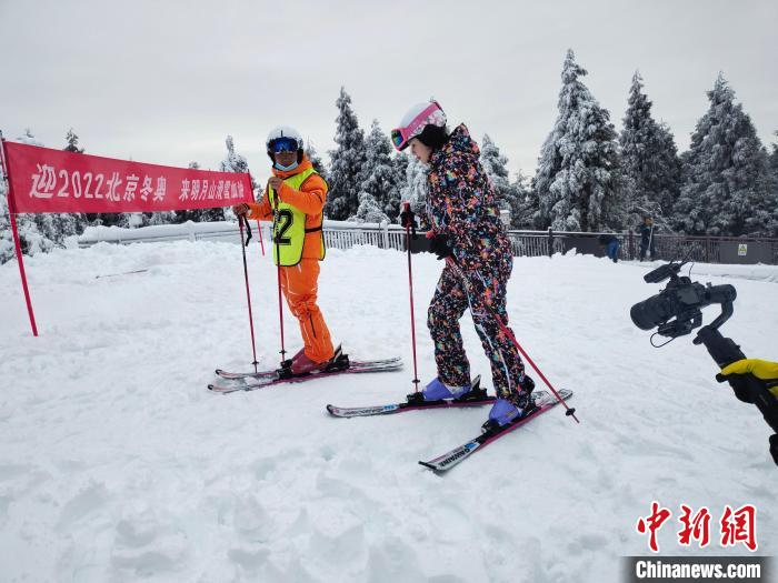 圖為一名游客正在教練的指導(dǎo)下學(xué)習(xí)滑雪?！±铐嵑?攝
