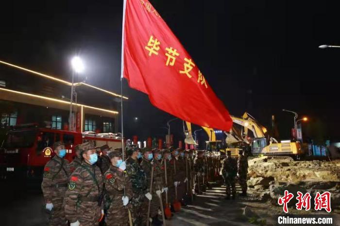 圖為救援現(xiàn)場(chǎng)。　武警畢節(jié)支隊(duì) 攝