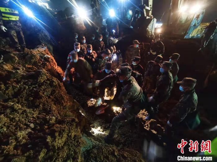 圖為救援現(xiàn)場(chǎng)。　武警畢節(jié)支隊(duì) 攝