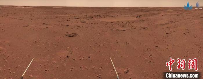 圖為“祝融號”火星車拍攝火面地貌?！D片來源：國家航天局 攝