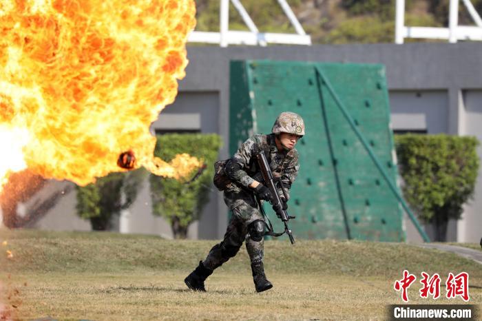 步兵班戰(zhàn)斗動作演練?！∪~華敏 攝