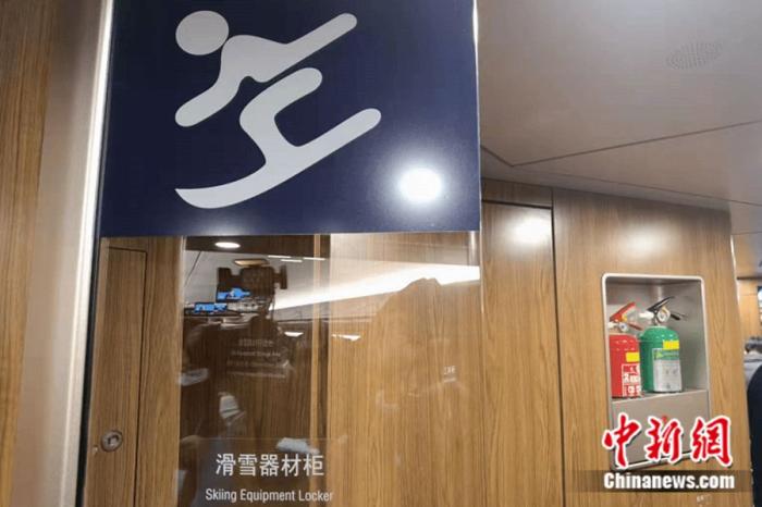 動(dòng)車組的1、4、8號(hào)車廂兩端設(shè)置了滑雪器材存放柜。<a target='_blank' href='/' >中新網(wǎng)</a>記者 張旭 攝