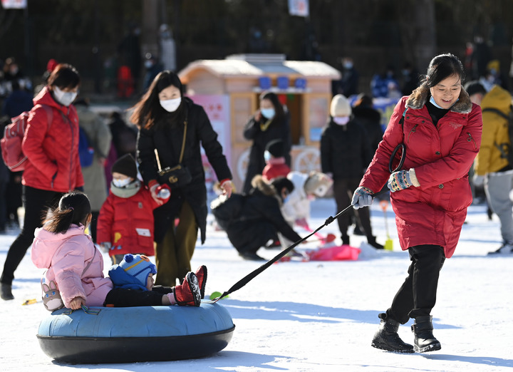 　1月2日，在北京市陶然亭公園冰雪嘉年華中，家長和孩子共享冰雪樂趣。新華社記者 李賀 攝