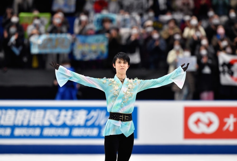 羽生結(jié)弦在男子單人滑自由滑比賽結(jié)束后向觀眾致意。新華社記者 張笑宇 攝