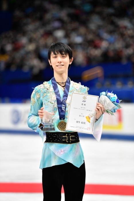 羽生結(jié)弦在頒獎典禮上。新華社記者 張笑宇 攝