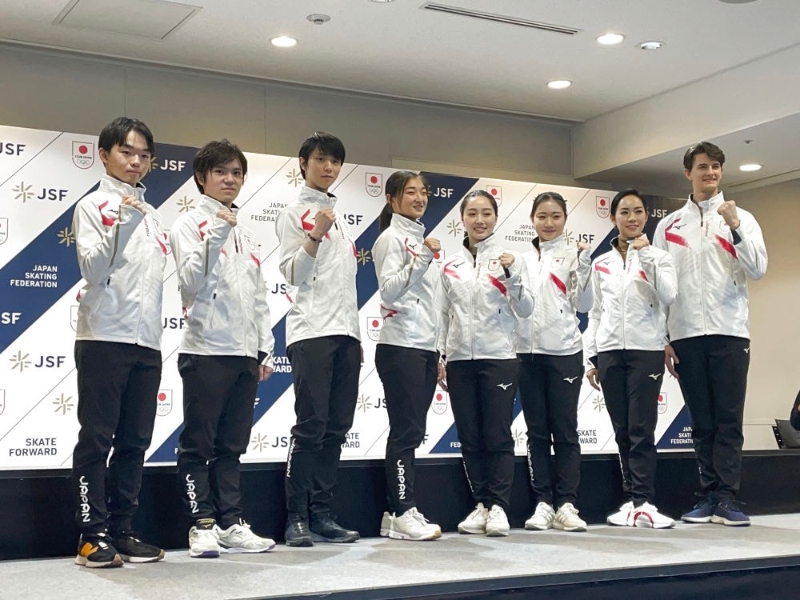 參加北京冬奧會的日本花滑運動員鍵山優(yōu)真、宇野昌磨、羽生結(jié)弦、坂本花織、樋口新葉、河邊愛菜、小松原美里、小松原尊（從左至右）在新聞發(fā)布會上合影。新華社記者 楊汀 攝