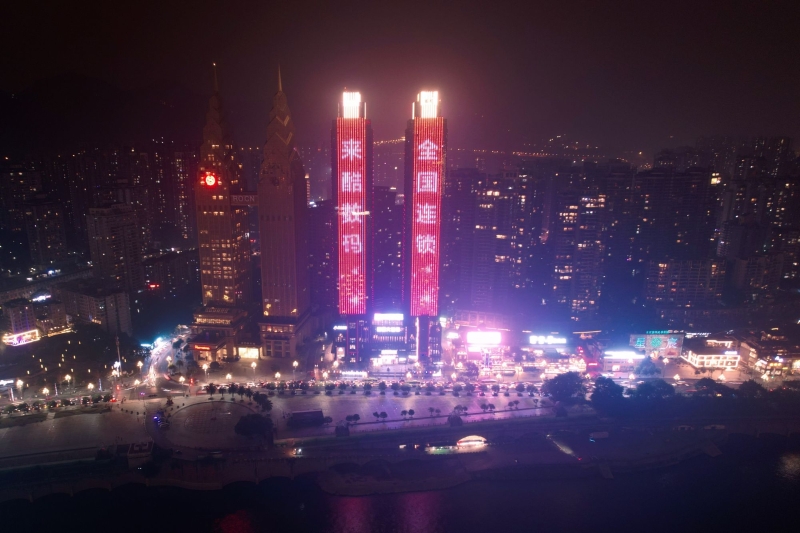 來酷選擇在寸土寸金的地標(biāo)性建筑投放廣告，是來酷2022年品牌戰(zhàn)略升級中極其重要的一環(huán)。與來酷品牌知名度同步飆升和快速的全國布局密不可分，來酷在2021年即將進(jìn)入尾聲之時(shí)快速落子三地，北上廣合生匯三店同開已震驚業(yè)界，其關(guān)鍵區(qū)域布局速度及其選址密度以遠(yuǎn)超業(yè)界同行。同時(shí)其在2021年收益再創(chuàng)歷史新高，作為一家成立僅四年的數(shù)碼產(chǎn)品智慧零售企業(yè)在同業(yè)中已名列前茅。