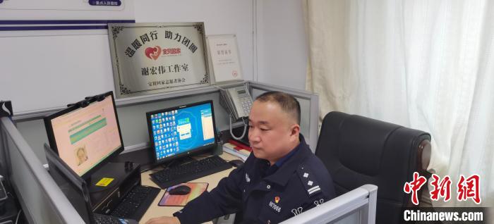 圖為工作中的謝宏偉?！≈R詩雨 攝