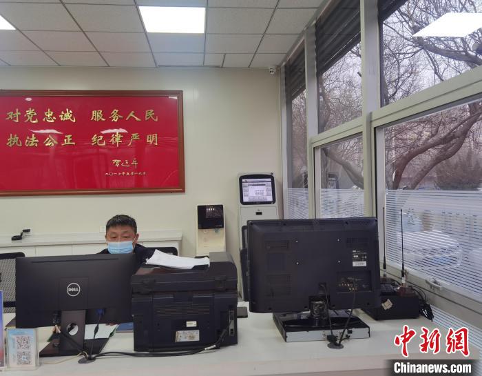 圖為唐為民在警務(wù)站內(nèi)工作。　李洋 攝