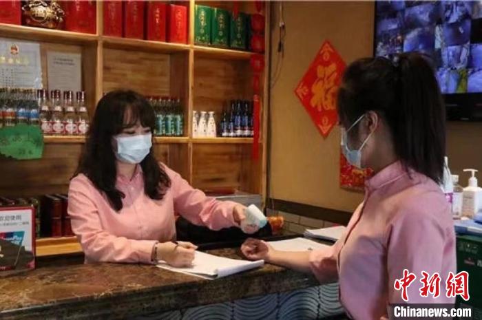 圖為滿洲里市餐廳在做好相關(guān)防疫工作的前提下恢復(fù)堂食?！M洲里市融媒體中心供圖