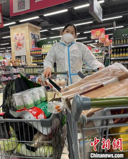 圖為郝愛珍外出采買。　受訪者供圖
