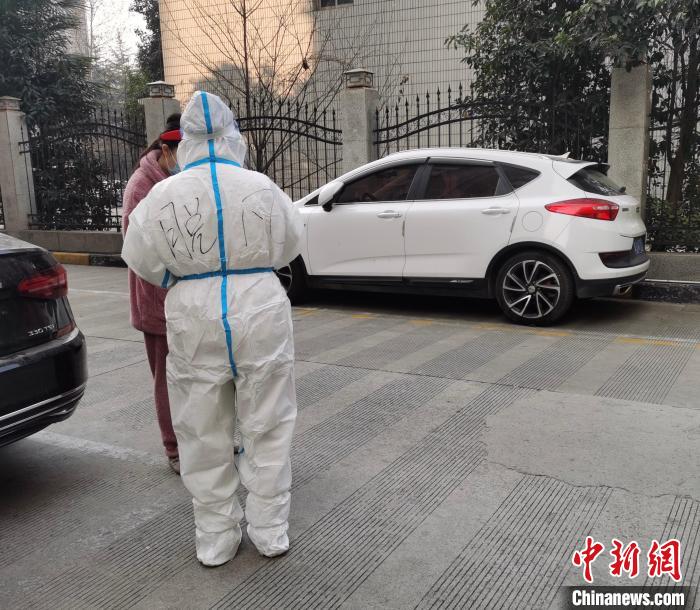 圖為脫凡在小區(qū)進(jìn)行志愿服務(wù)。　受訪者供圖