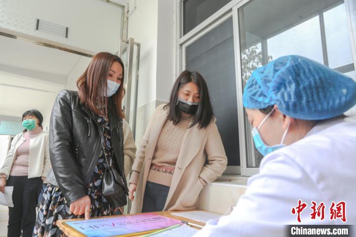 資料圖：江西省宜春市靖安縣子宮頸癌防治研究所，前來接種疫苗的女性正在排隊登記個人信息。　劉力鑫 攝