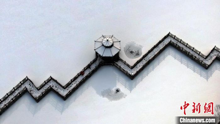 甘肅冰雪旅游資源富集，常有“千里冰封”之景象。圖為甘肅省宕昌縣，皚皚白雪與木棧道相映成趣。(資料圖) 劉輝 攝