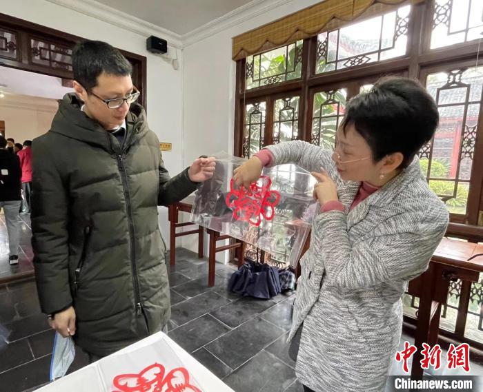 圖為外國(guó)友人體驗(yàn)剪紙?！×周?攝