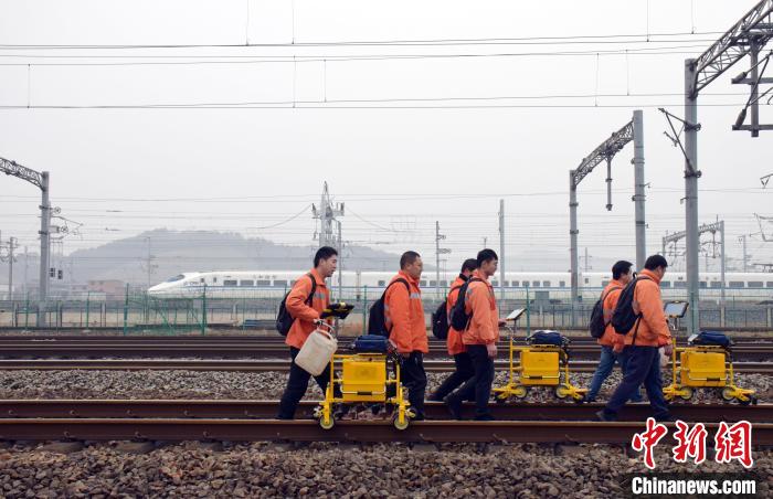 圖為鋼軌探傷工利用列車間隔時(shí)間檢測鋼軌。　王浩 攝