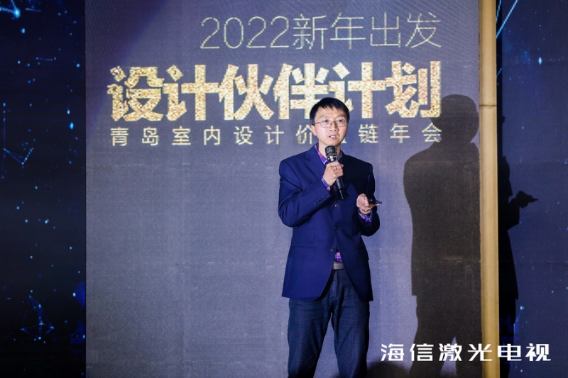 男人和女人站在標(biāo)志前

中度可信度描述已自動生成