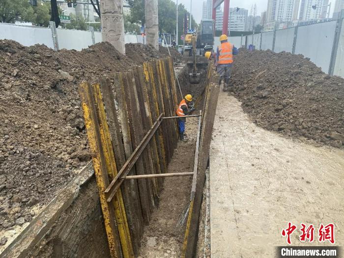 安徽省六安市政管網(wǎng)修復(fù)及小區(qū)雨污分流整治項(xiàng)目施工現(xiàn)場?！》饺?攝