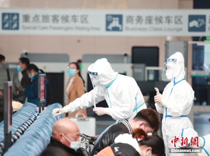 圖為工作人員在公共區(qū)域例行取樣檢測(cè)。 <a target='_blank' href='/'>中新社</a>記者 闞力 攝