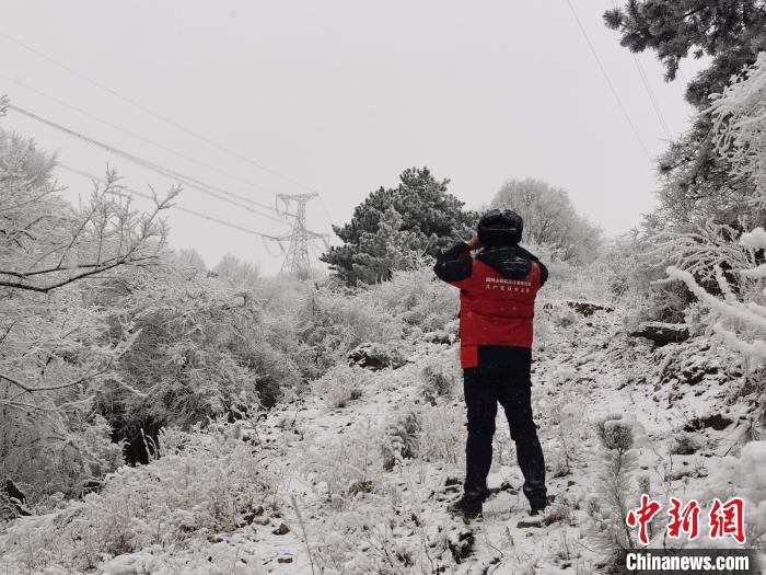 供電人員冒雪巡檢。　國網(wǎng)山西省電力公司供圖