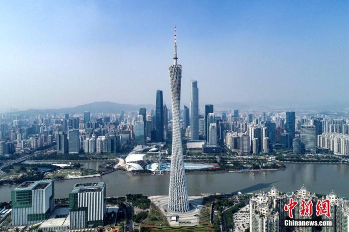 圖為航拍鏡頭下的廣州塔及其身后的天河中央商務區(qū)。<a target='_blank' href='/'>中新社</a>記者 陳驥旻 攝