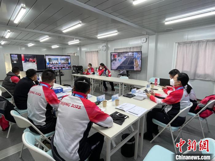 首鋼滑雪大跳臺(tái)26日組織開展首次閉環(huán)內(nèi)外全要素實(shí)戰(zhàn)演練?！∈卒摶┐筇_(tái)場(chǎng)館運(yùn)行團(tuán)隊(duì)供圖