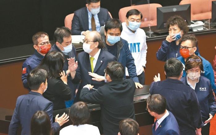民進(jìn)黨立委郭國(guó)文昨要求福食解禁的發(fā)言，引爆朝野衝突，一度卡住總預(yù)算，民進(jìn)黨團(tuán)總召柯建銘（圖中）出面鞠躬道歉後，才讓院會(huì)繼續(xù)進(jìn)行。圖／聯(lián)合報(bào)系資料照片