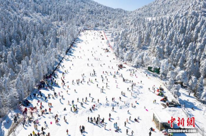 圖為無(wú)人機(jī)航拍眾多游客在滑雪。 祝興勇 攝